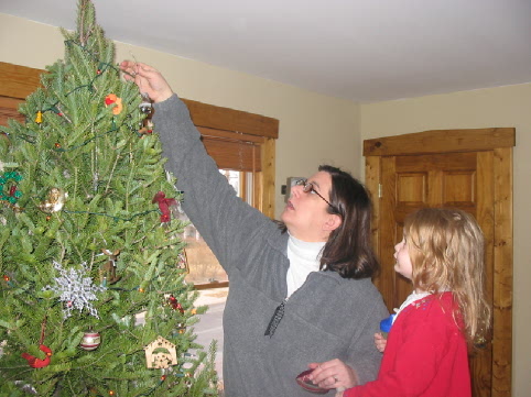 2005_12_11 B andJ decorating the tree.jpg